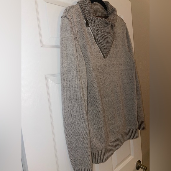 GUESS LOS ANGELES. Material is mostly cotton with some wool and bamboo. Size M - Picture 8 of 10